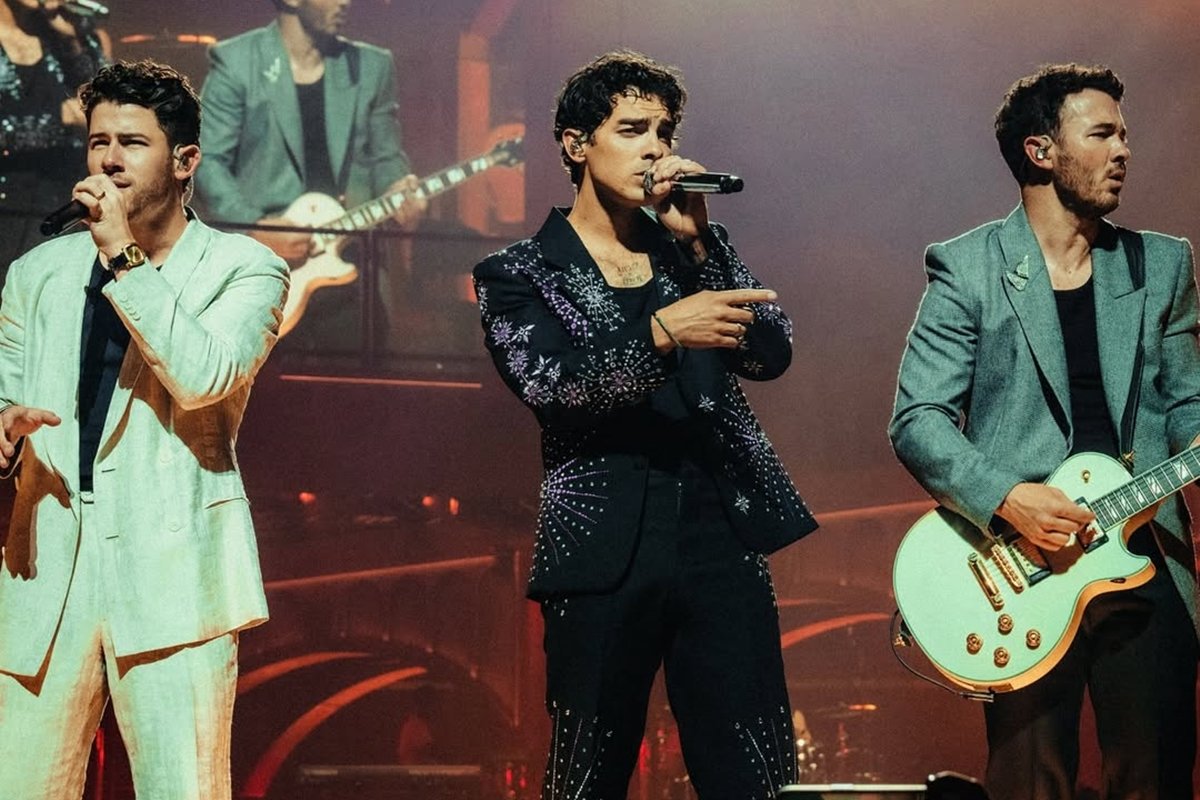 1 de 1 Imagem colorida de Kevin, Joe e Nick Jonas cantando no palco - Metrópoles - Foto: <p>Repr...
