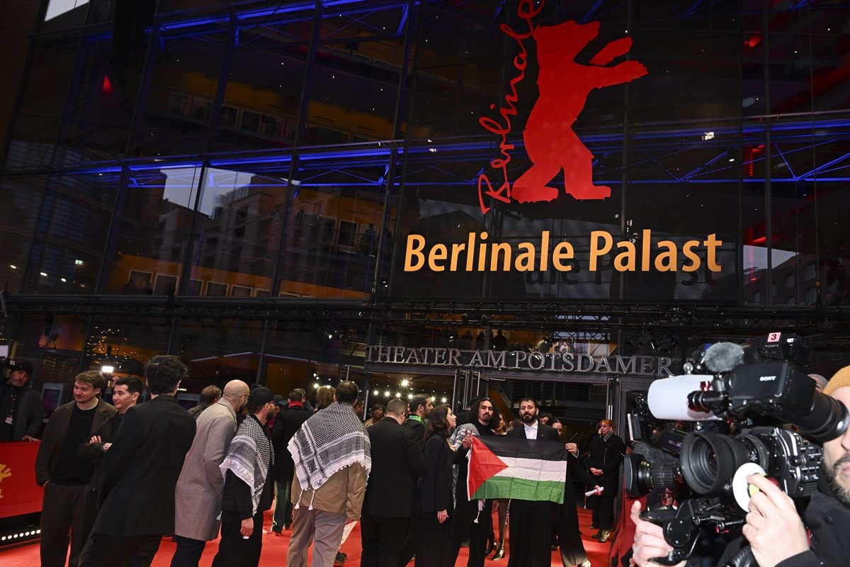 1 de 1 Atores sobem ao palco carregando a bandeira palestina após vencerem o prêmio de Melhor L...