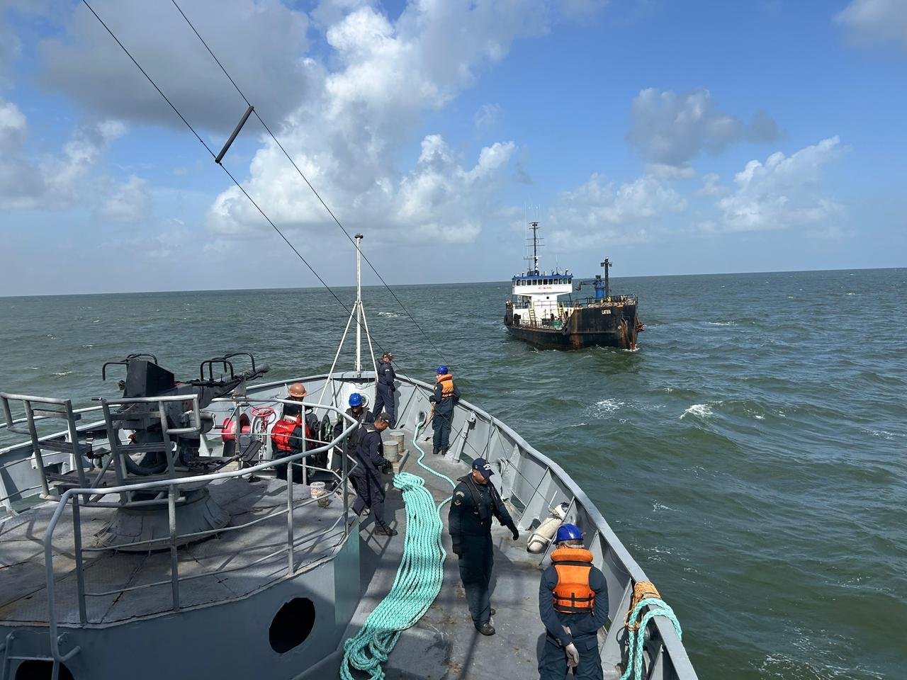 A Marinha do Brasil realizou o resgate do navio mercante “MV Latifa”, de bandeira da República Unida da Tanzânia, que, após sofrer avaria no sistema de propulsão, permaneceu à deriva por mais de 20 dias na costa do Amapá.