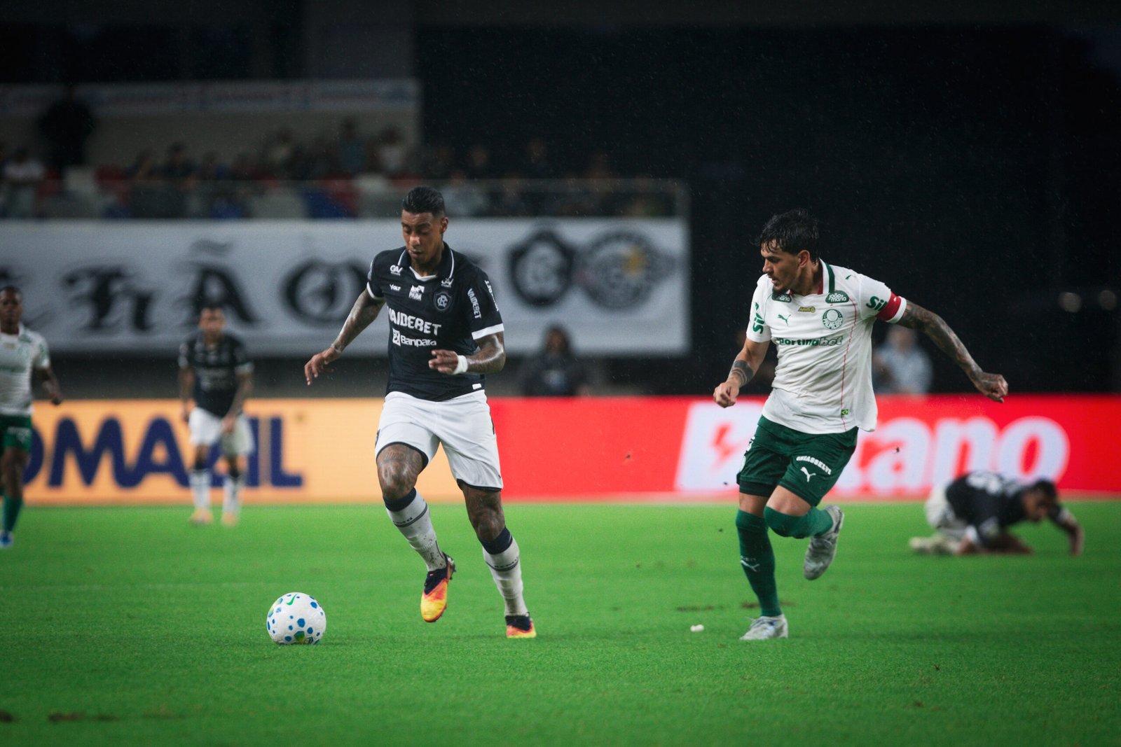 Sob chuva e polêmicas de VAR, Remo e Palmeiras empatam em tarde movimentada no Mangueirão