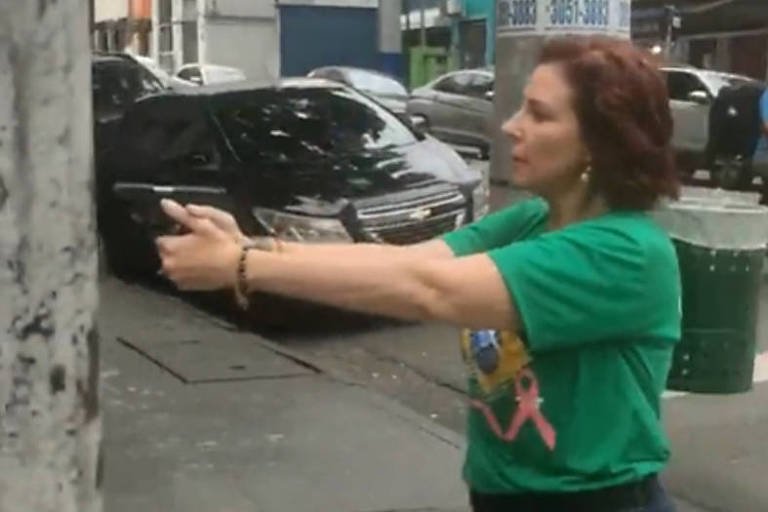A deputada federal Carla Zambelli sacou uma arma e apontou para Luan Araújo, na região central ...