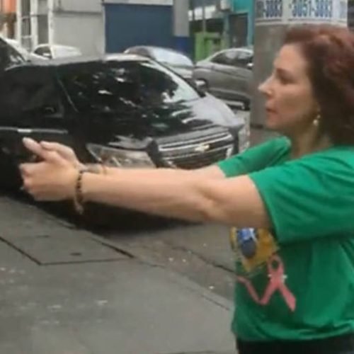 A deputada federal Carla Zambelli sacou uma arma e apontou para Luan Araújo, na região central ...