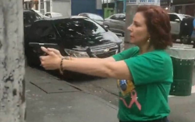 A deputada federal Carla Zambelli sacou uma arma e apontou para Luan Araújo, na região central ...