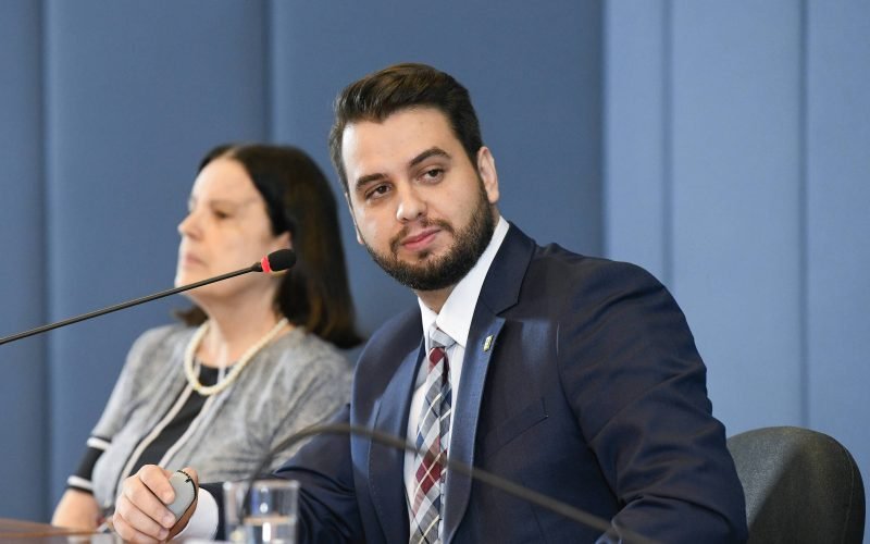 Arthur Max - 9.mai.19/MRE