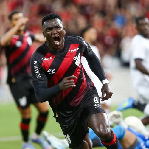 Athletico-PR Goleia Botafogo e Salta para a Vice-Liderança; Glorioso Afunda no Z-4