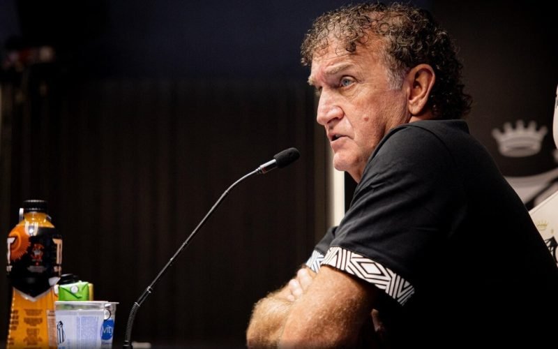 Cuca Assume Comando do Santos e Aborda Polêmico Caso na Suíça em Apresentação