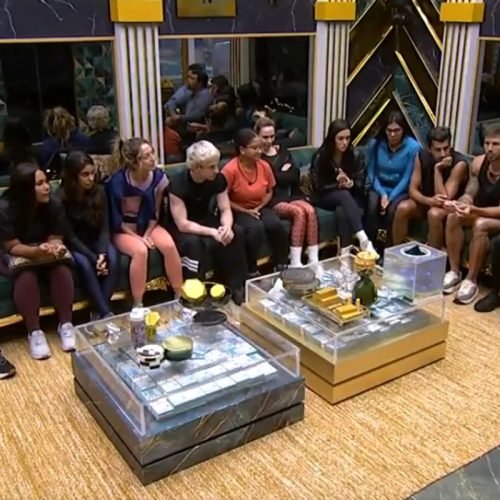 1 de 1 Imagem colorida dos participantes do BBB 26 na sala do reality - Metrópoles - Foto: Repro...