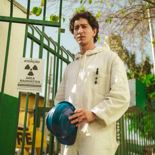 1 de 1 Imagem colorida de Johnny Massaro na série Emergência Radioativa da Netflix - Metrópole...