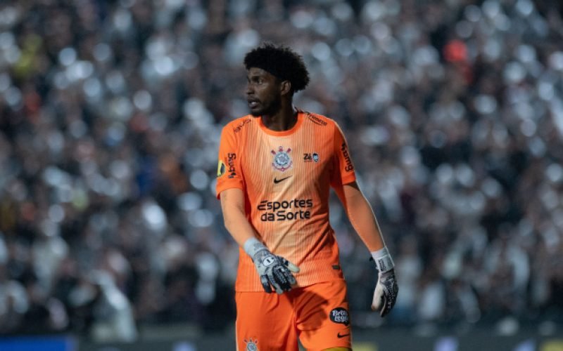 Heroísmo de Hugo Souza em Vitória do Corinthians Contrasta com Ataques Pessoais de Torcedores