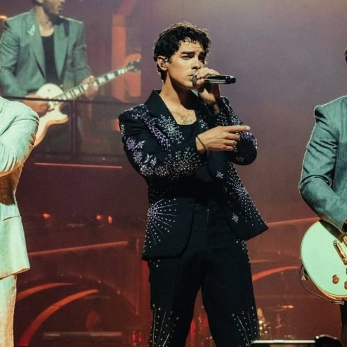 1 de 1 Imagem colorida de Kevin, Joe e Nick Jonas cantando no palco - Metrópoles - Foto: <p>Repr...