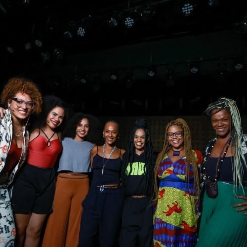 Musical Elza passa por Brasília com sete atrizes vivendo a voz do milênio - Metrópoles