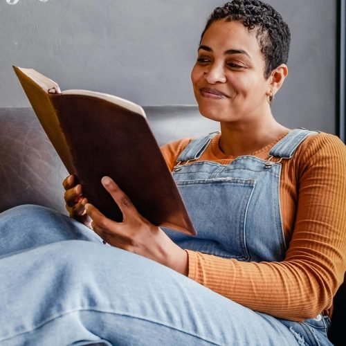 1 de 1 Imagem colorida de mulher lendo um livro - Metrópoles - Foto: Sincerely Media/Unsplash