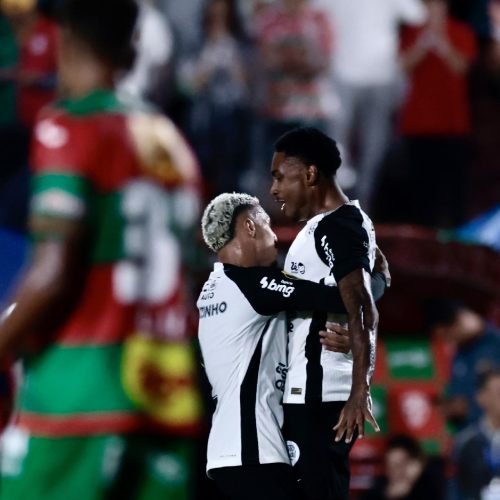 Corinthians Supera Portuguesa em Jogo Difícil, Garante Semifinal e Dorival Destaca Resiliência do Elenco e Brilho de Hugo Souza